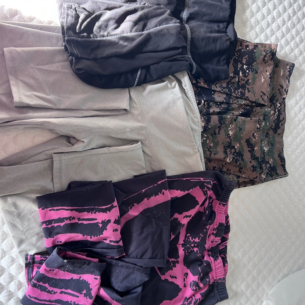 Assorted Activewear Leggings Bundles. 4 pairs fits smedium.